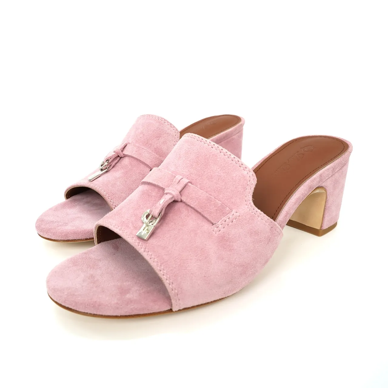 👟👟Ex-factory price 440👟👟 Genuine leather sole +30 suede sheepskin slippers with a strap decorated with Loro Piana My Charms charms and decorated with tone-on-tone stitching. Sophisticated and feminine, it pairs well with both city and resort looks. For those looking for an elegant upgrade, the summer glamor slipper is known for its slim open-back silhouette. size: 35-44 (custom-made sizes 43 and 44 are non-returnable) Upper: imported suede sheep leather (sheep), cowhide ostrich pattern, cowhide snake pattern Lining: imported high-grade mixed sheep silk Heel height: 5.5CM